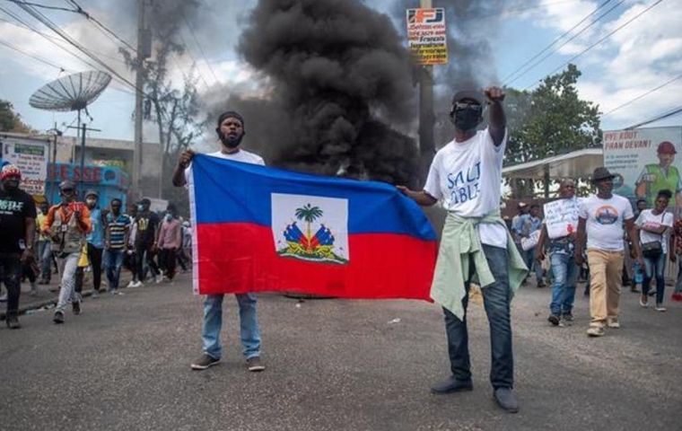 Six police officers and five members of the Canapé-Vert vigilante group also died