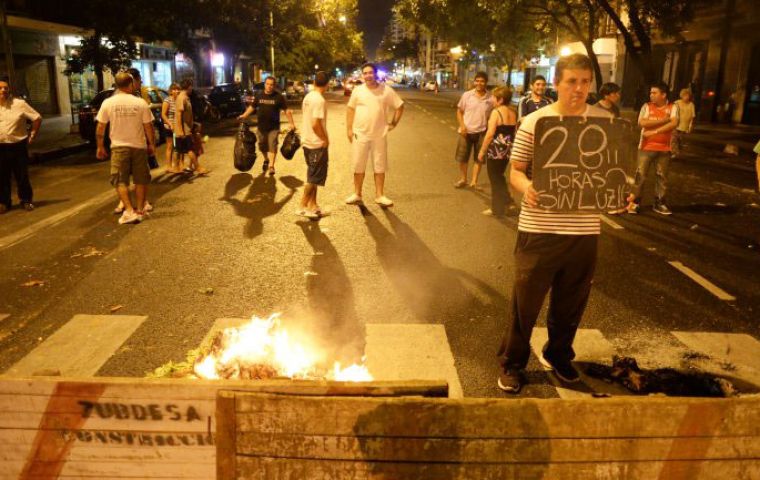 People out in the streets banging pots to protest (Photo: DYN)