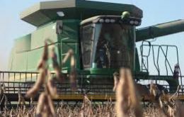 Oil World's forecast for a drop in world production next season, the first decline since 2011-12, reflect largely an expectation of a 104.0m-tons US crop, down 4m tons