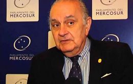The initiative is from Alberto Asseff a member of Parlasur who responds to Sergio Massa, and considers himself a Falklands' expert