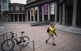 A pedestrian walks in front of an isolated Solís theater in Montevideo. SEBASTIÁN ASTORGA / MERCOPRESS