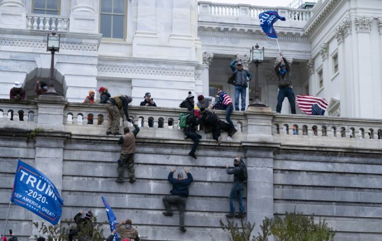 The unprecedented mob in the Capitol, a symbol of the US system, is the result of the US society's severe division and the country's failure to control such division
